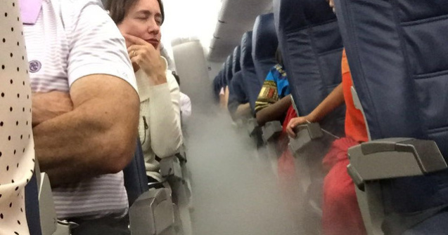  Top  Au inceput cu stangul: 10+ situatii din avion care au transformat un zbor obisnuit intr-un antrenament de supravietuire