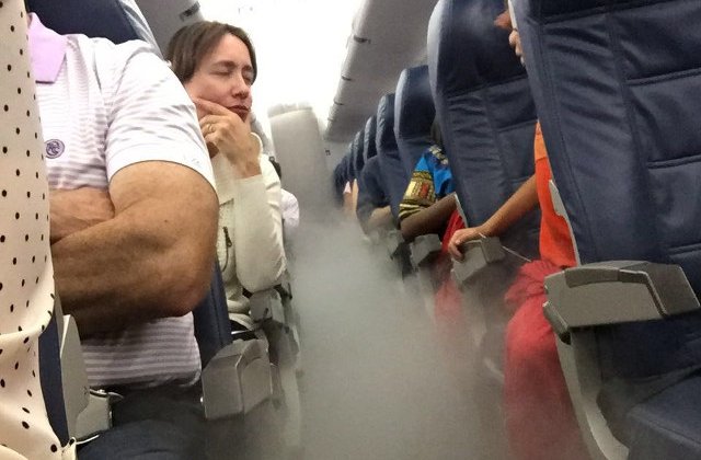 Au inceput cu stangul: 10+ situatii din avion care au transformat un zbor obisnuit intr-un antrenament de supravietuire