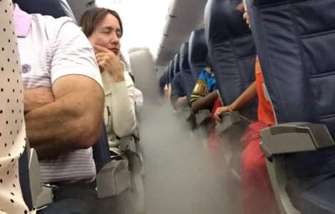  Top  Au inceput cu stangul: 10+ situatii din avion care au transformat un zbor obisnuit intr-un antrenament de supravietuire