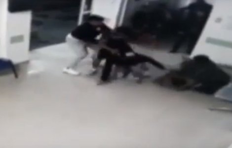 Atac cu cutitele la un spital din Roman, surprins de camerele de supraveghere /VIDEO