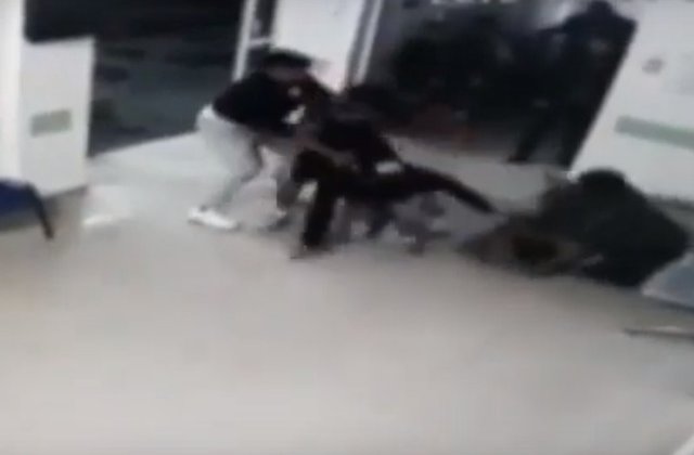 Atac cu cutitele la un spital din Roman, surprins de camerele de supraveghere /VIDEO