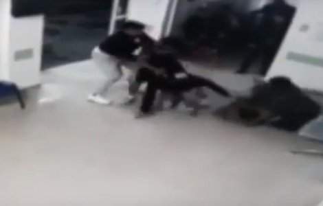 Atac cu cutitele la un spital din Roman, surprins de camerele de supraveghere /VIDEO