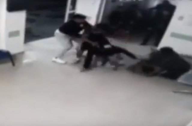 Atac cu cutitele la un spital din Roman, surprins de camerele de supraveghere /VIDEO