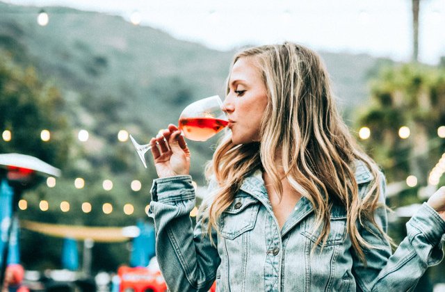 Nutritionist: Orice mancare "stropita" cu alcool ingrasa mai tare