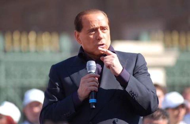 Berlusconi spune ca italienii il sutin in scandalul Noemi