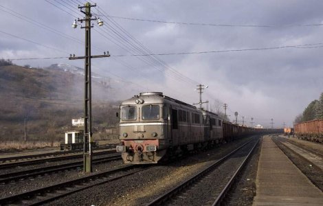 Incendiul care a mistuit mai multe garnituri de tren a pornit de la muncitori