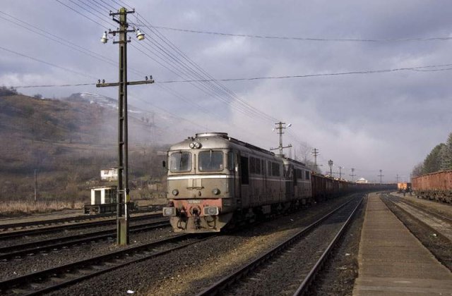 Incendiul care a mistuit mai multe garnituri de tren a pornit de la muncitori