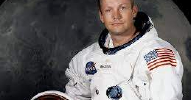 Astronautul Neil Armstrong a incetat din viata