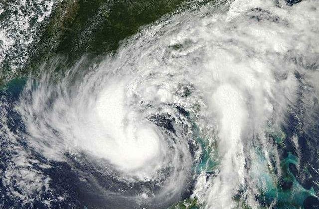 Uraganul Dorian, care a facut ravagii in SUA, se indreapta spre Europa. Ce anunta meteorologii