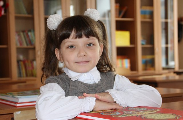 Peste 2.800.000 de elevi si copii de gradinita incep luni cursurile anului scolar 2019 - 2020