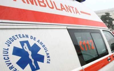 Un barbat care traversa...