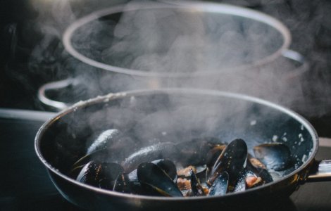 O femeie a murit dupa explozia unei tigai la un targ culinar