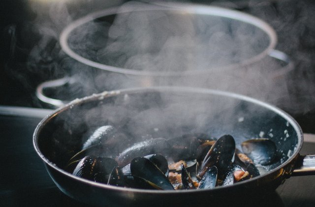 O femeie a murit dupa explozia unei tigai la un targ culinar