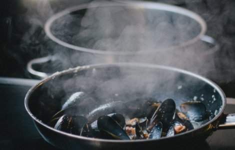 O femeie a murit dupa explozia unei tigai la un targ culinar