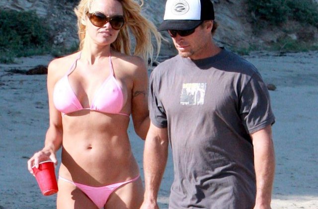 Pamela Anderson, sexy in bikini