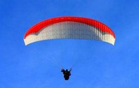 Craiova: O parasutista s-a prabusit pe un bloc