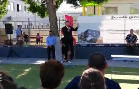 Florentin Pandele a tinut discursul la deschiderea anului scolar cocotat pe scaun/ VIDEO