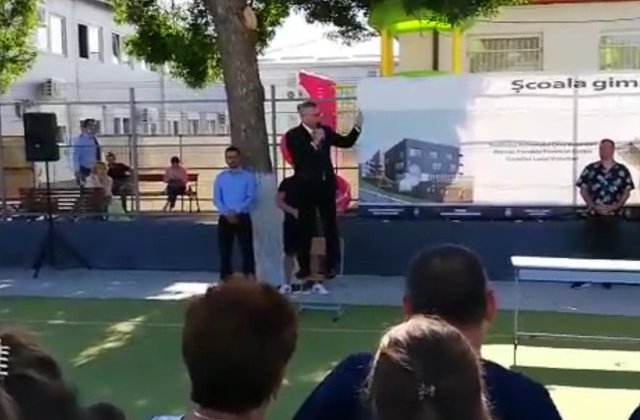 Florentin Pandele a tinut discursul la deschiderea anului scolar cocotat pe scaun/ VIDEO