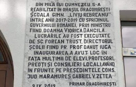 Zetea (CJ Maramures): Placa gravata cu multumiri adresate premierului Dancila, de la scoala din Dragomiresti, apartine primarului