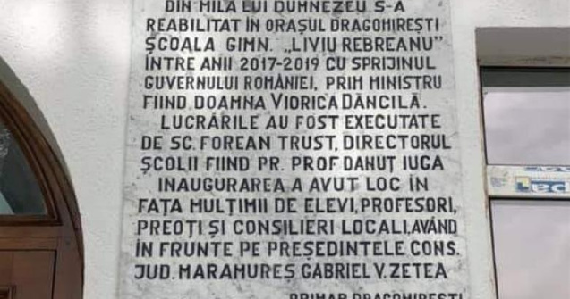 Zetea (CJ Maramures): Placa gravata cu multumiri adresate premierului Dancila, de la scoala din Dragomiresti, apartine primarului