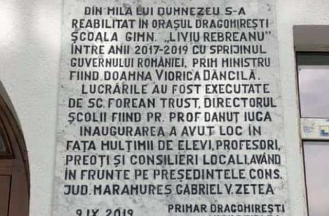 Zetea (CJ Maramures): Placa gravata cu multumiri adresate premierului Dancila, de la scoala din Dragomiresti, apartine primarului
