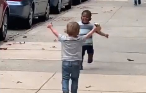 Video emotionant: doi copii se imbratiseaza puternic cand se revad