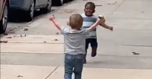 Video emotionant: doi copii se imbratiseaza puternic cand se revad