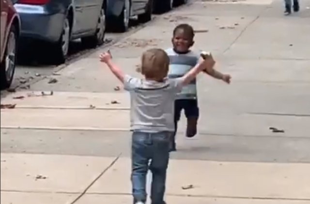 Fericire fara margini: cum reactioneaza doi copii care se revad dupa o despartire de... doua zile / VIDEO