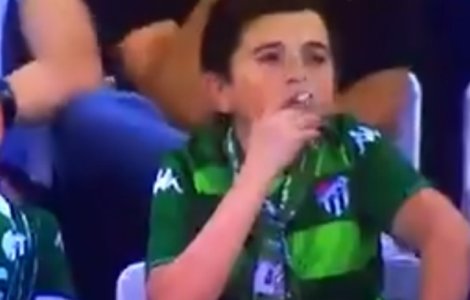 "Copilul" filmat fumand in timpul unui meci de fotbal este de fapt un barbat de 36 de ani