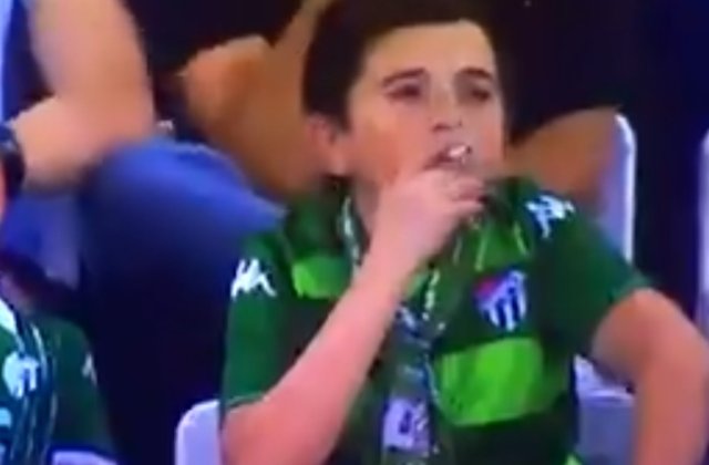 "Copilul" filmat fumand in timpul unui meci de fotbal este de fapt un barbat de 36 de ani