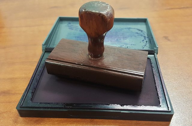 Legea USR pentru eliminarea stampilei in administratie, adoptata. Initiator: "Oamenii nu vor mai sta la coada la ghiseu"