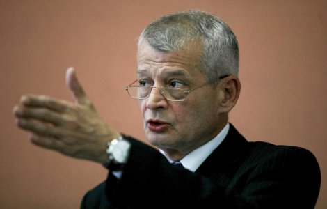 Oprescu si-a rupt coltii in terasa de fite a lui Andrei Nastase