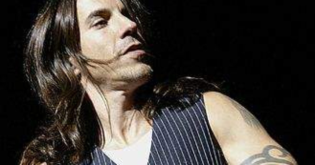 Solistul Red Hot Chili Peppers a iesit joi seara in Centrul Vechi