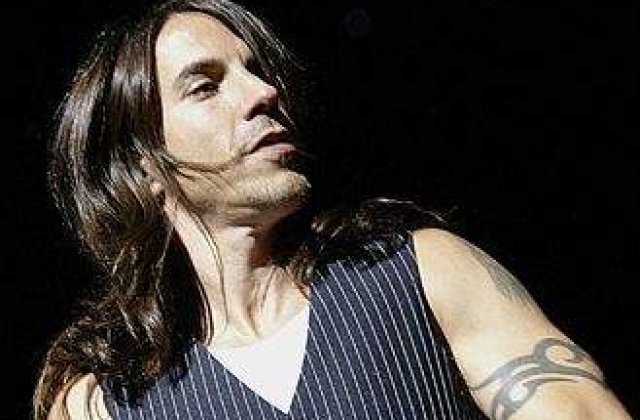 Solistul Red Hot Chili Peppers a iesit joi seara in Centrul Vechi