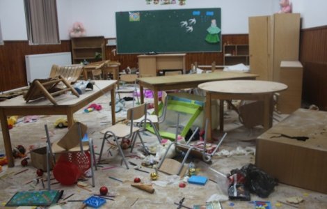 Trei copii au distrus o scoala din Clejani, enervati de o jucarie care canta