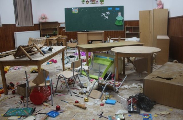 Trei copii au distrus o scoala din Clejani, enervati de o jucarie care canta