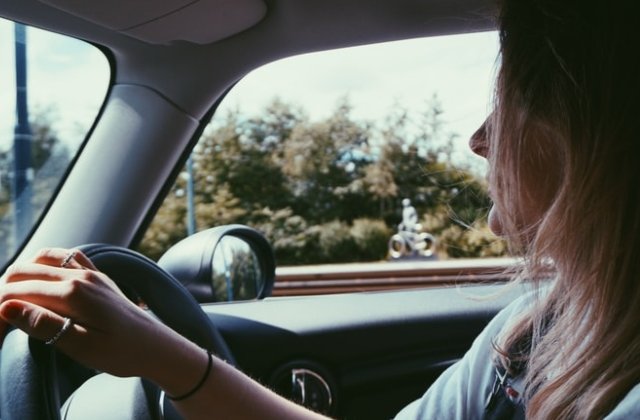 Te îmbolnăvești singur: 10+ obiceiuri care îți afectează sănătatea fără să conștientizezi