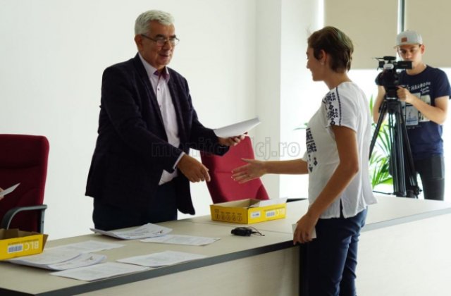 Cluj: Elevii care au luat 10 la Bacalaureat si Evaluarea Nationala au primit cate 3.000 de lei de la Inspectoratul Scolar