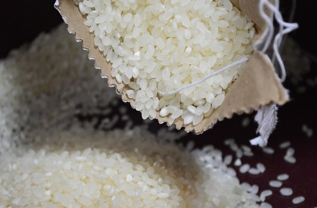 Satenii din Filipine primesc orez in schimbul deseurilor, in lupta contra plasticului