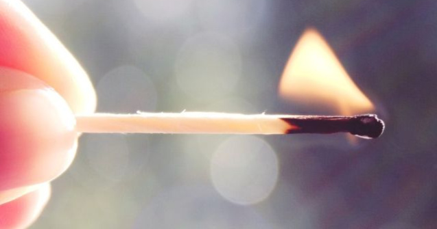 O femeie de 45 de ani din Pitesti a suferit arsuri grave dupa ce s-a autoincendiat, pe fondul unei depresii