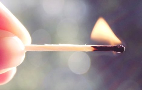 O femeie de 45 de ani din Pitesti a suferit arsuri grave dupa ce s-a autoincendiat, pe fondul unei depresii