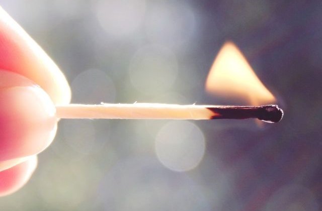 O femeie de 45 de ani din Pitesti a suferit arsuri grave dupa ce s-a autoincendiat, pe fondul unei depresii