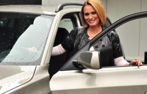 Andreea Esca conduce un BMW X3
