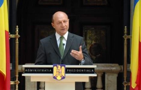 Traian Basescu, huiduit cand a ajuns cu familia la cununia civila a Elenei