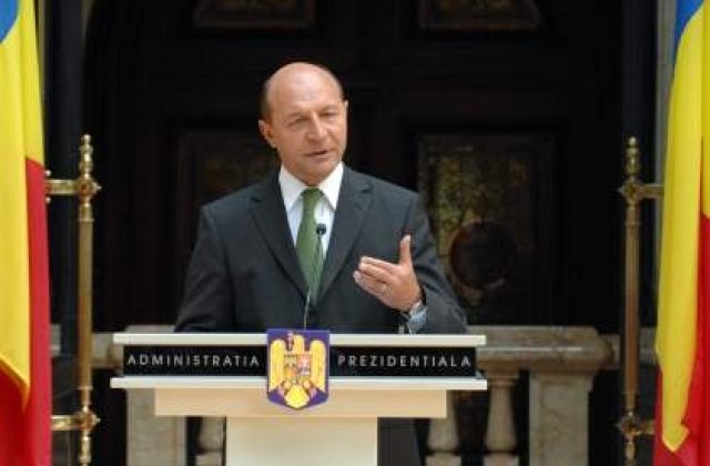 Traian Basescu, huiduit cand a ajuns cu familia la cununia civila a Elenei