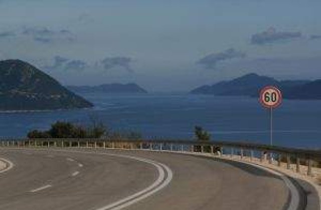 Franta: Un autocar care transporta romani s-a rasturnat. 20 de persoane, in stare grava