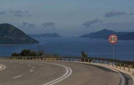 Franta: Un autocar care transporta romani s-a rasturnat. 20 de persoane, in stare grava