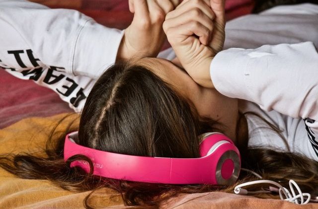 Studiu: Persoanele care trag un pui de somn ziua ar putea avea un risc redus de infarct sau AVC