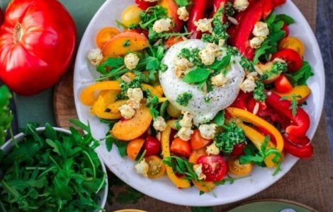 Studiu: Persoanele care tin regim de slabit ar trebui sa stabileasca o limita a caloriilor pe masa, nu pe zi