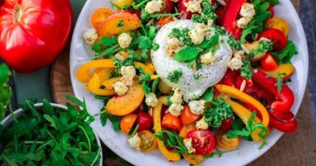 Studiu: Persoanele care tin regim de slabit ar trebui sa stabileasca o limita a caloriilor pe masa, nu pe zi